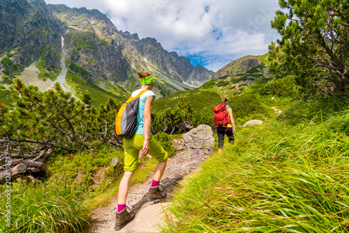 Plakat Młode aktywne dziewczyny piesze wędrówki w Tatrach Wysokich na Słowacji