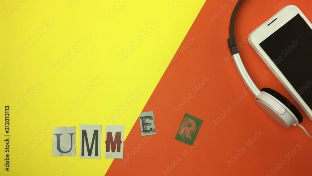 Fondo de verano con la palabra “summer”, telefono y auriculares.
