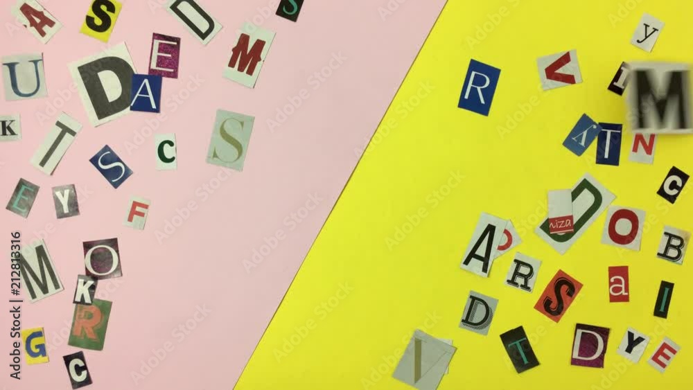 Letras recortadas de revistas se mueven por el viento.