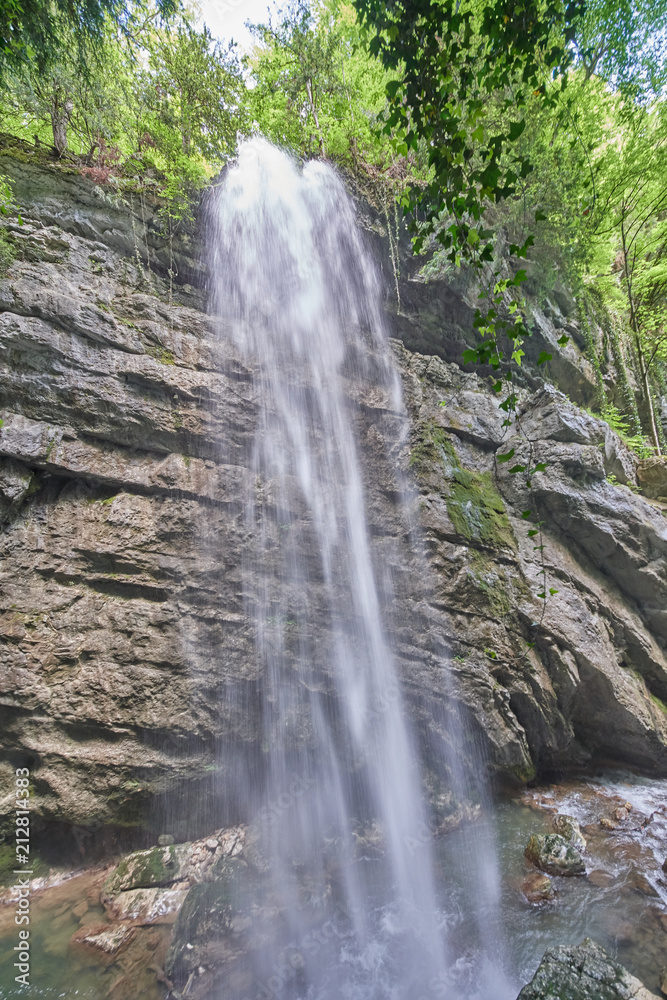 Fototapeta premium schlucht mit Wasserfall