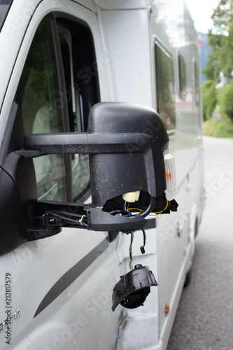 Defekter Seitenspiegel an einem Wohnmobil