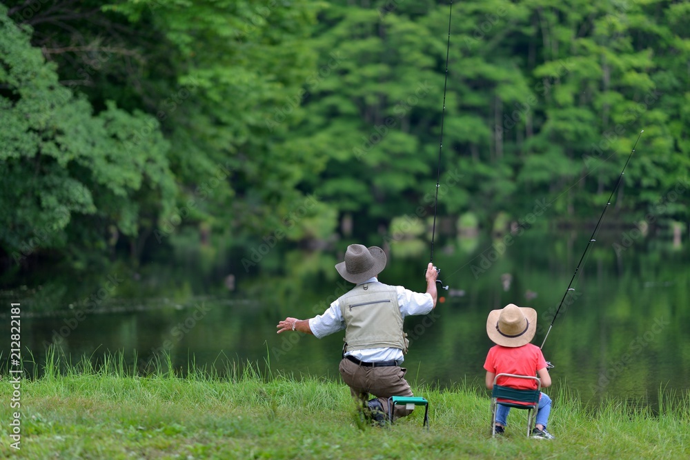 のんびりと釣りをするファミリー
