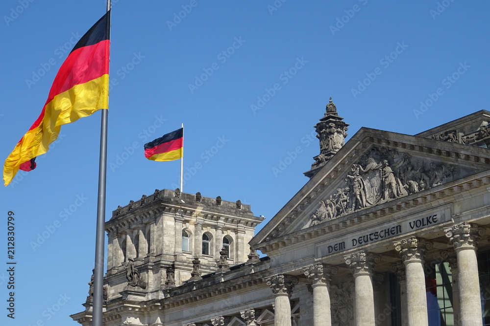 Naklejka premium Exterior view of the historic building of Reichstag with a fluttering German flag