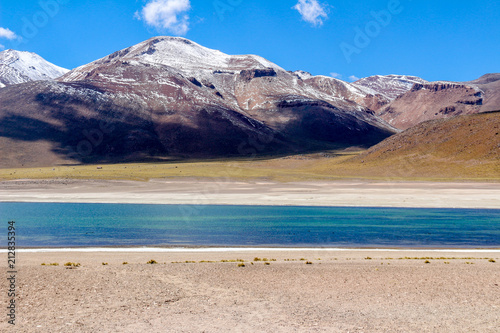 Lago y montaña