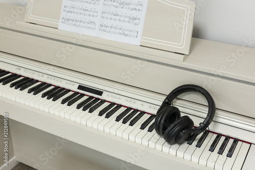 電子ピアノとヘッドホン