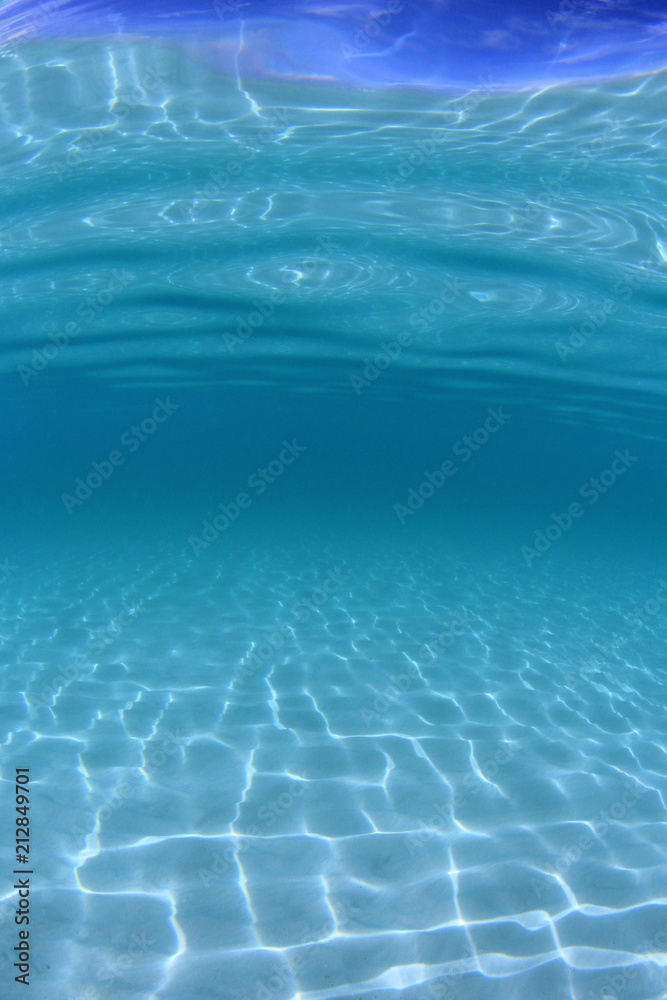 Obraz premium Clear blue water background in ocean