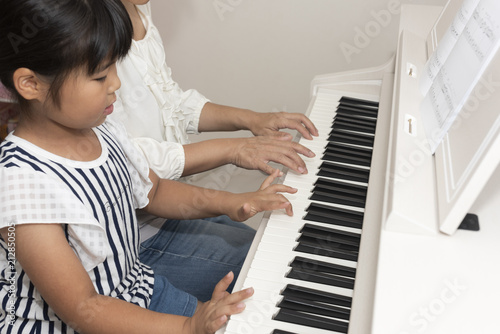 ピアノレッスンを受ける女の子