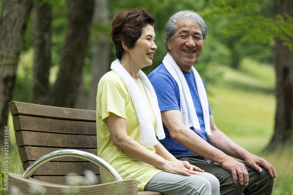 ベンチに座るシニア夫婦 ベンチに座るシニア夫婦