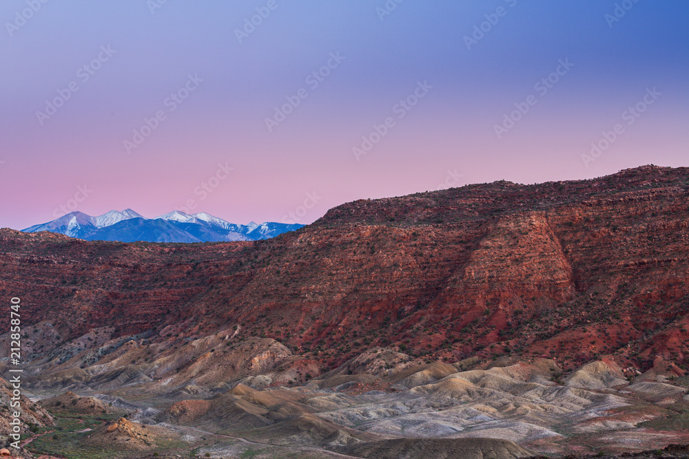 Naklejka premium Scenery at Delicate Arch, Arches National Park, Utah, on a bright sunny day