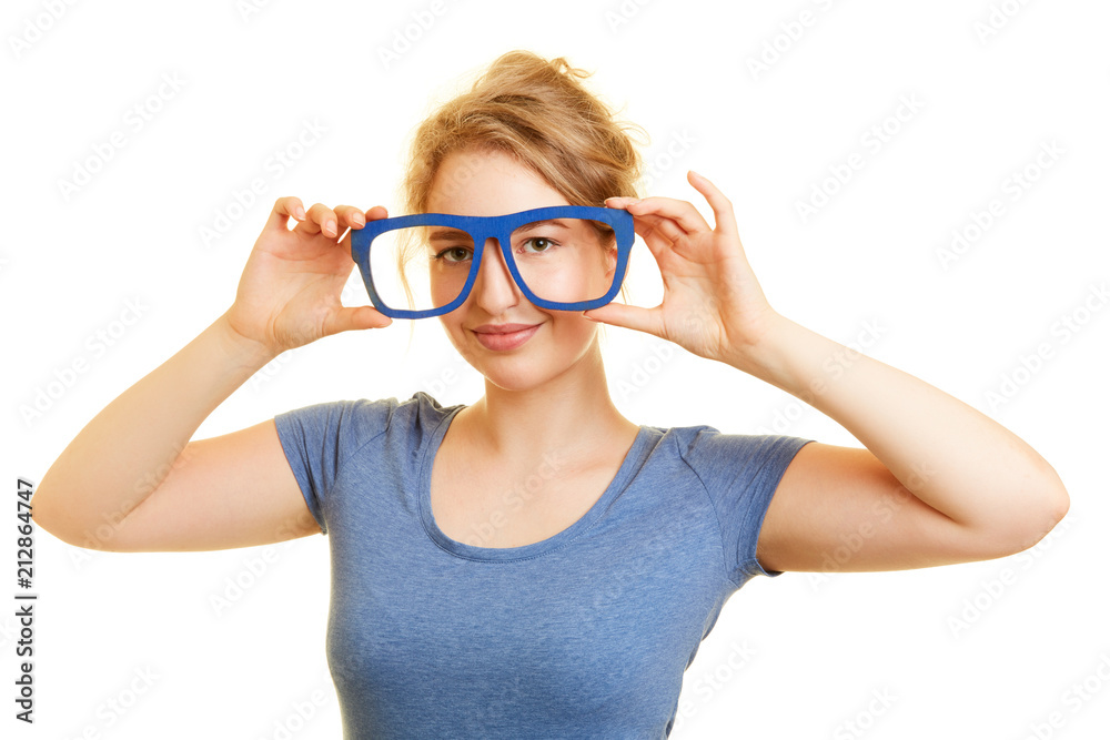 Junge Frau hält große Brille vor die Augen Stock Photo | Adobe Stock