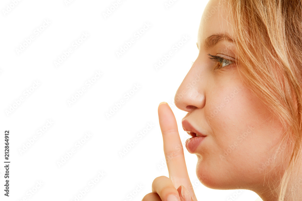 Frau legt Finger auf Mund als Ruhe und Stille Geste Frau legt Finger auf Mund als Ruhe und Stille Geste