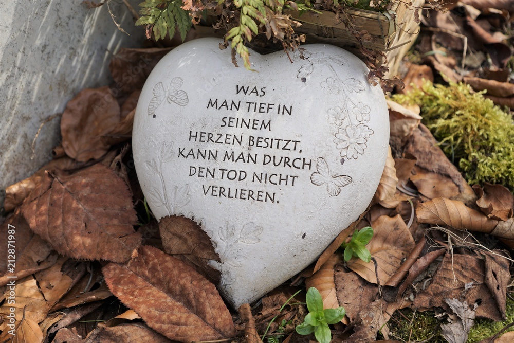 Spruch auf einem Herz auf dem Grab im Herbst Stock Photo Adobe Stock