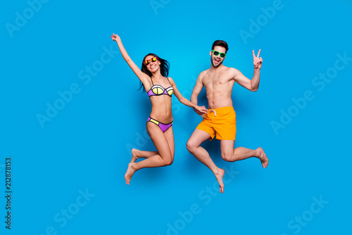 Schilderij op canvas Full length portrait of a joyful young woman and happy man in eyewear, dressed i