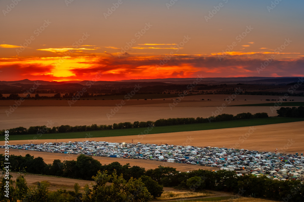 Fototapeta premium Blick auf das Festival Rockharz auf dem Flugplatz Ausmusstedt im Harz