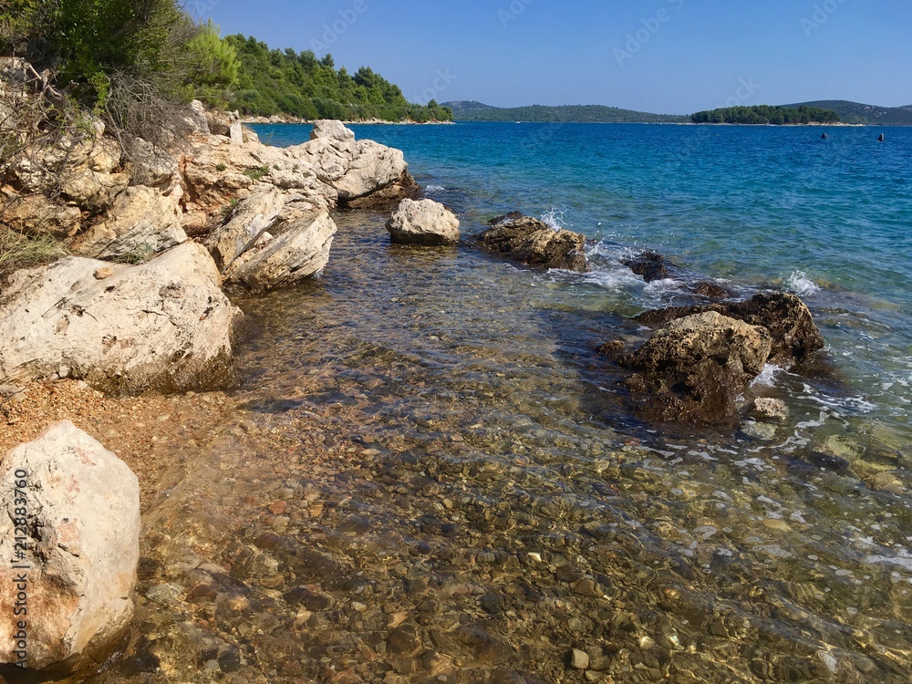 kleine Bucht am Meer in Kroatien, Europa/Urlaub an der Adria, Wasser, Sonne, Strand/Erholung im Sommer, mediterranes feeling kleine Bucht am Meer in Kroatien, Europa/Urlaub an der Adria, Wasser, Sonne, Strand/Erholung im Sommer, mediterranes feeling