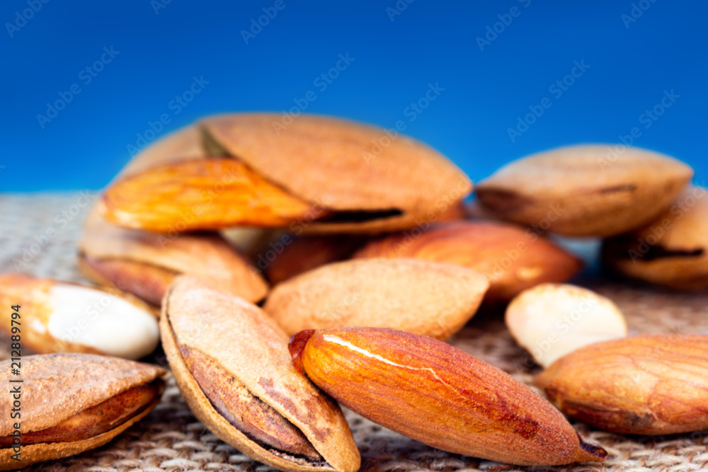 Obraz premium scattered almonds