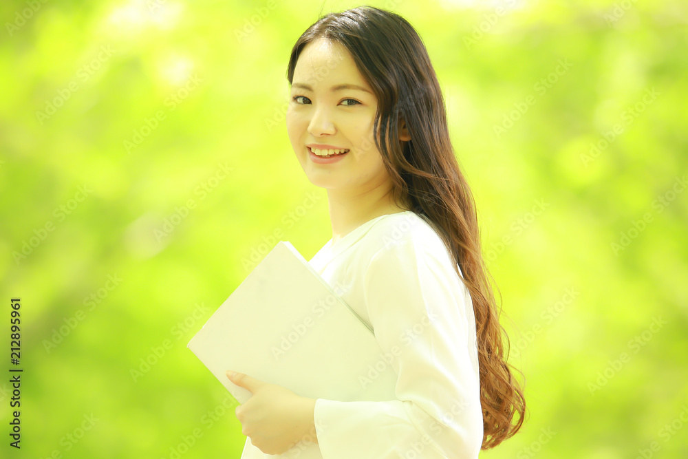 本を持つ女性 本を持つ女性