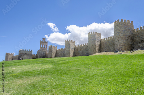 Muralla medieval construida en estilo románico en un día soleado, Ávila, España