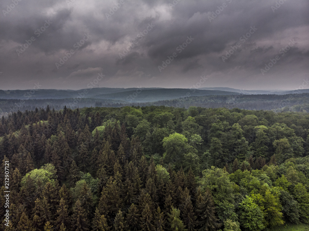 Dichte Regenwolken über der Schwäbischen Alb - Luftaufnahme