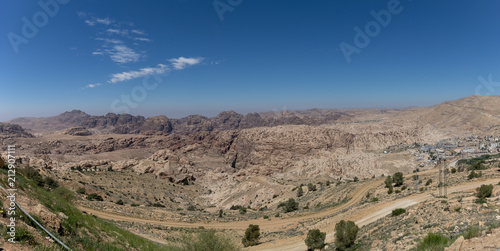 Der Blick von Oben auf die jordanische Felsenstadt Petra