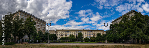 Denkmalgeschützte Wohnanlage am Rosengarten in der Berliner Karl-Marx-Allee (früher Stalinallee Nord Block 40) - Panorama aus 10 Einzelbildern