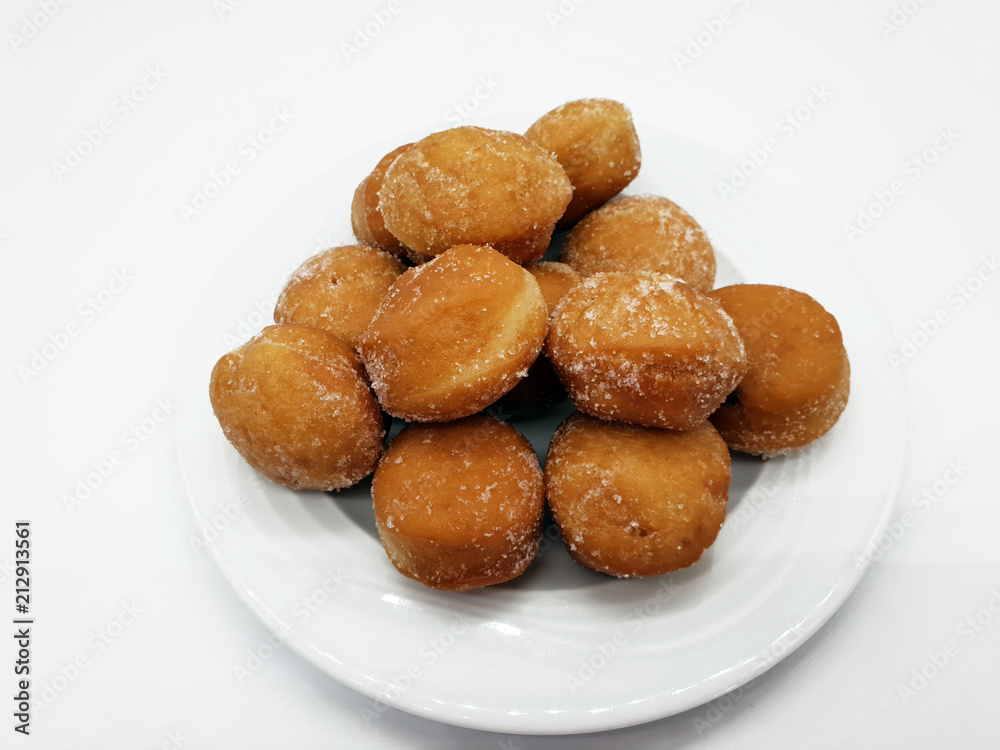 Kleine Pfannkuchen mit Zucker auf weißem Hintergrund