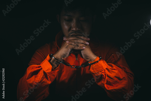 Cuadro en lienzo The suspect wear prisoner cloths was arrested at the investigation, interview to