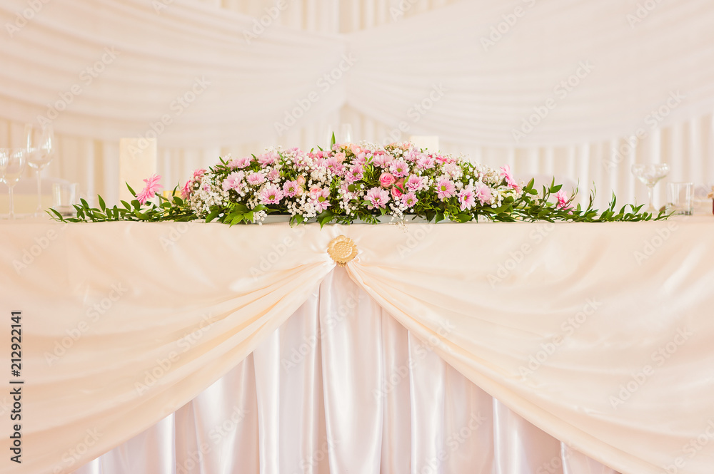 Wedding main table simple brigt floral decoration with pink flowers in bloom - obrazy, fototapety, plakaty 