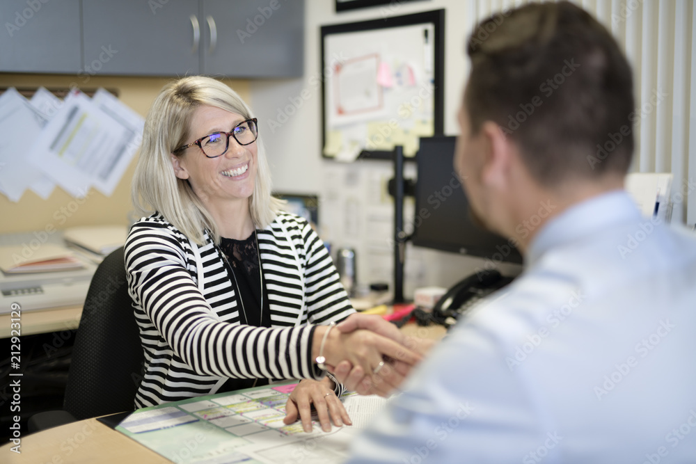 Obraz premium Business car seller working with the client