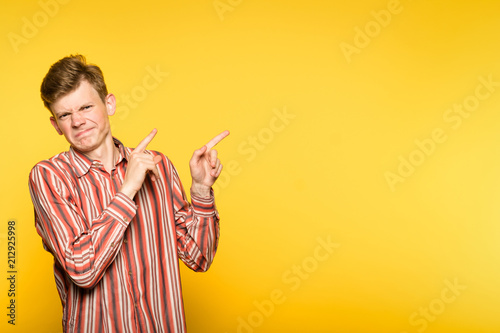 Photos disapproving unapproving frowning critical man pointing sideways