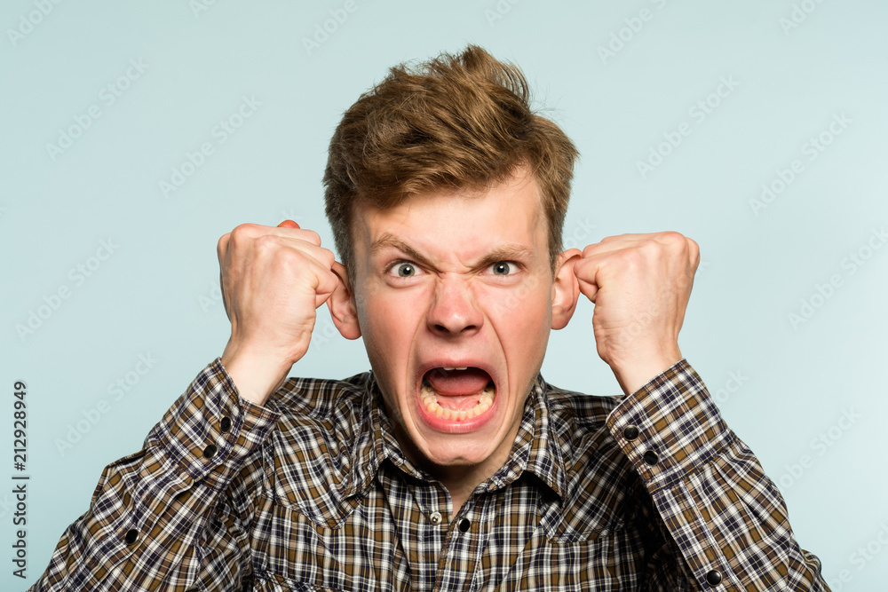 Foto De Emotional Breakdown Angry Enraged Infuriated Crazy Man 1000 F 212928949 LGZ7yQptzJXsDZ38bMJhybpPkfEUYeVA