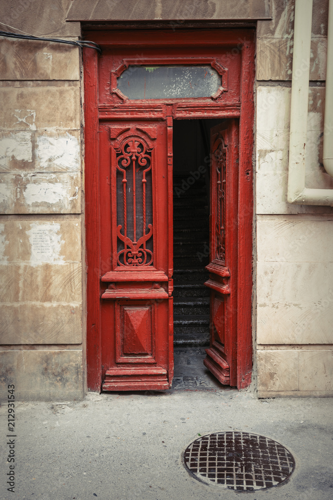 Obraz premium Vintage wooden door, entrance to old house