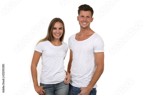 Hübsches junges Paar lacht vor weißem Hintergrund