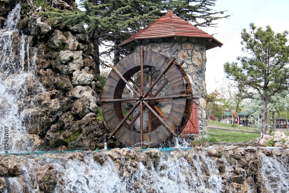 Obraz premium Working watermill wheel with falling water