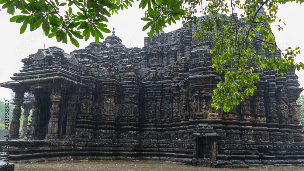 Obraz premium Image of Ambreshwar Shiv Temple In Heavy Rain, Full shot, Historic 11th-century Hindu temple, Ambarnath, Maharashtra, India