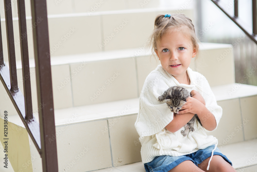 little girl plays for four years with a kitten