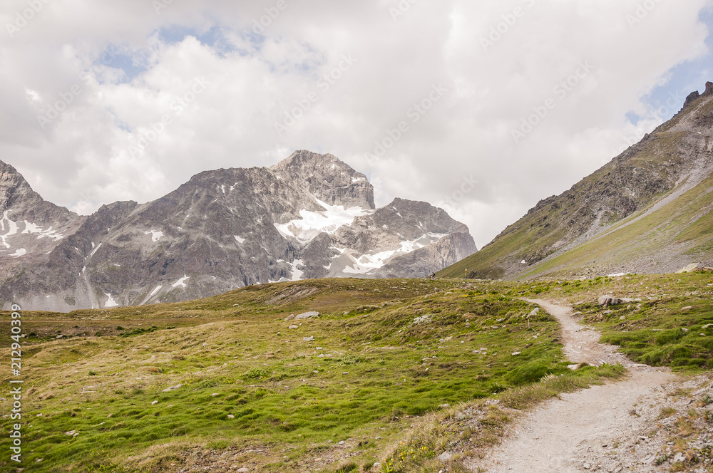 Obraz premium St. Moritz, Piz Nair, Piz Julier, Wanderweg, Alpen, Engadin, Oberengadin, Graubünden, Bergbahn, Sommersport, Sommer, Schweizer Berge, Schweiz