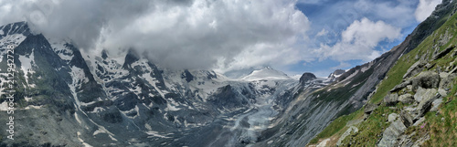 Weites Panorama vom Johannisberg und dem Gletscher Pasterze mit blauem Himmel und Wolken im Nationalpark Hohe Tauern