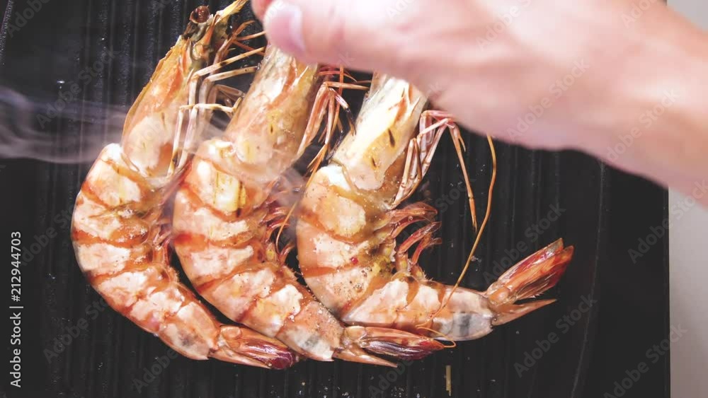 Frische Meeresfrüchte Garnelen und lachs (koch in der Küche)