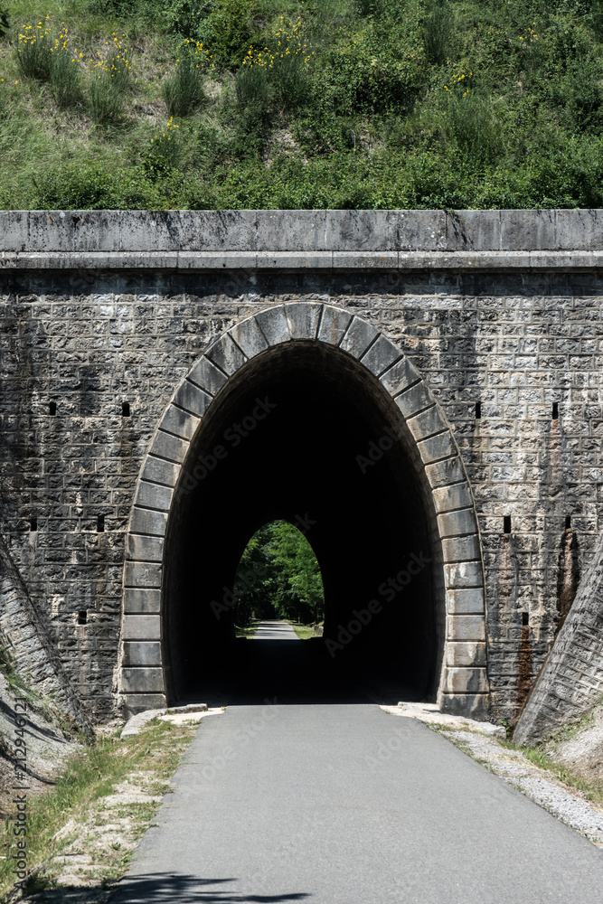 Obraz premium Radweg durch ehemaligen Eisenbahntunnel