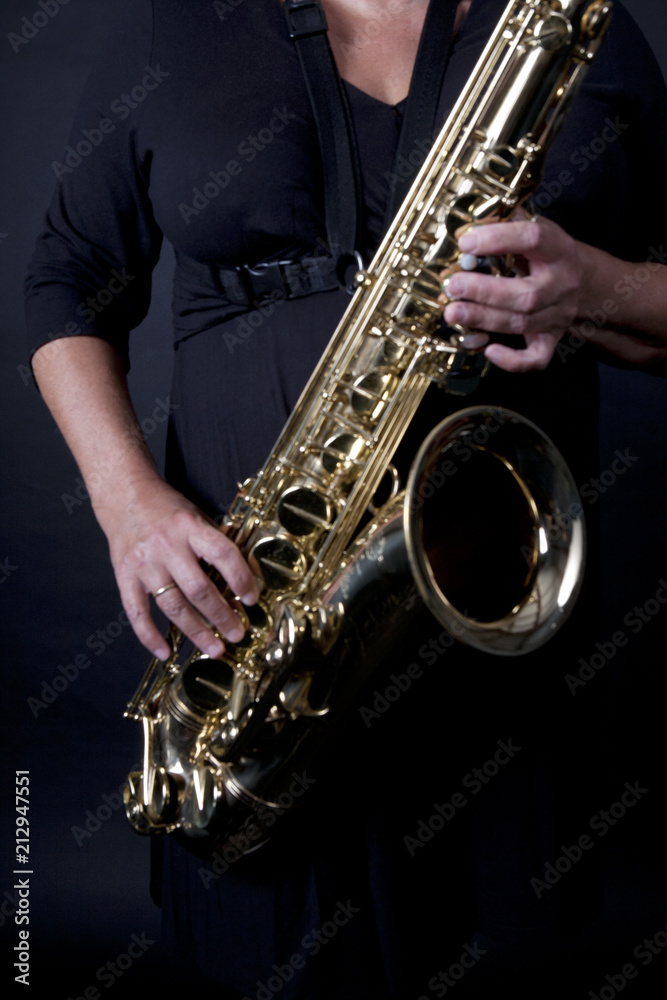 Obraz premium dwie ręce na saksafonie