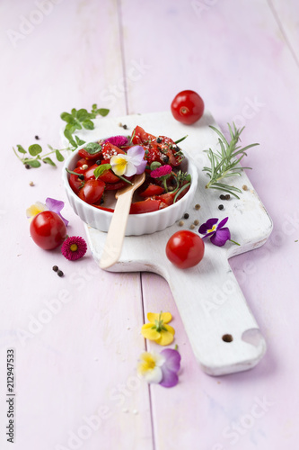 Tomatensalat mit essbaren Blüten