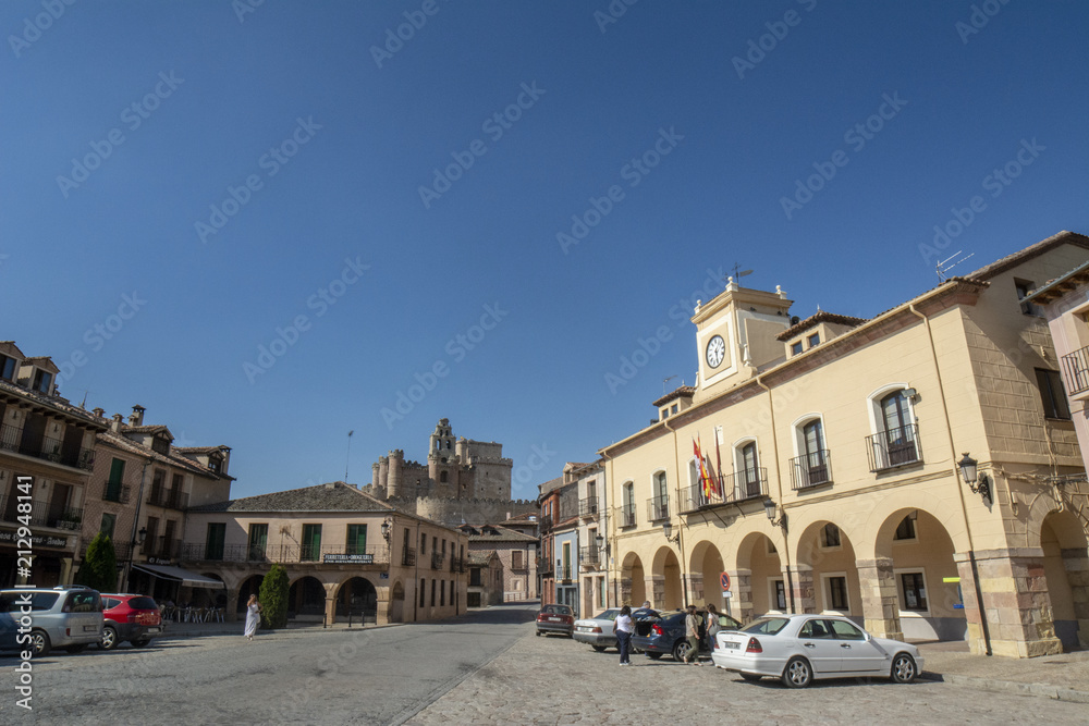 Plaza de la villa de  Turegano y al fondo el castillo  en la provincia de Segovia 