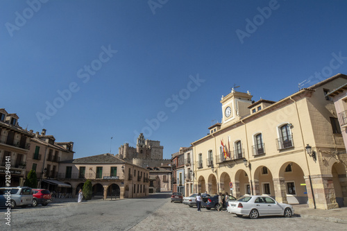 Plaza de la villa de Turegano y al fondo el castillo en la provincia de Segovia 