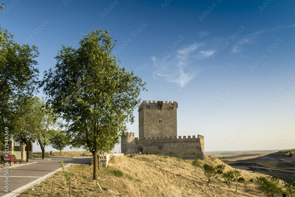 Castillo de Tiedra al atardecer un dia de verano en Valladolid