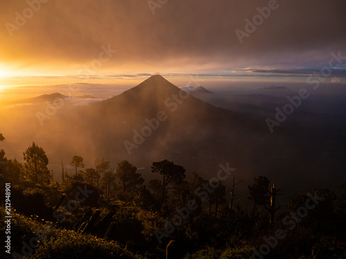 Aussicht vom Vulkan Acatenango, Guatemala photo