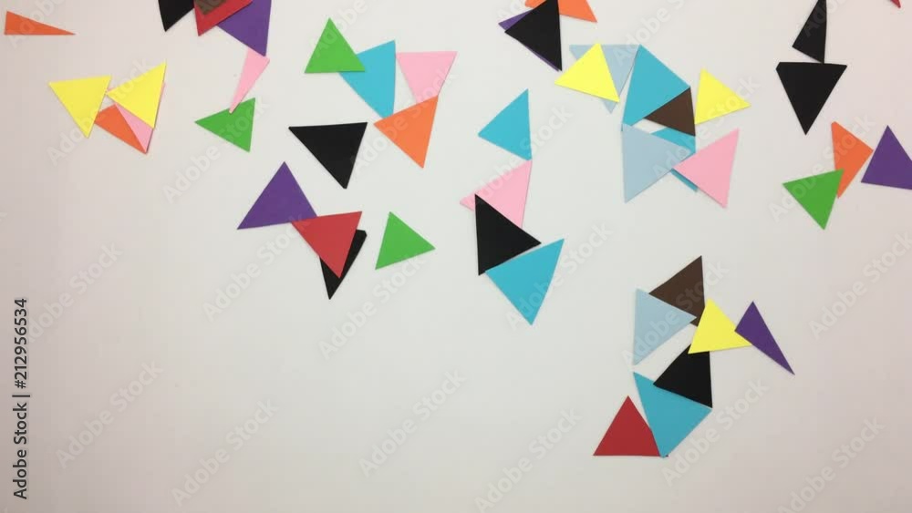 Numero 10 hecho de triangulos de colores se deshace por el viento.