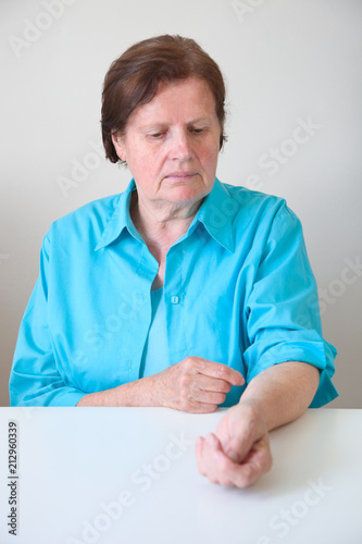 Seniorin mit Armschmerzen