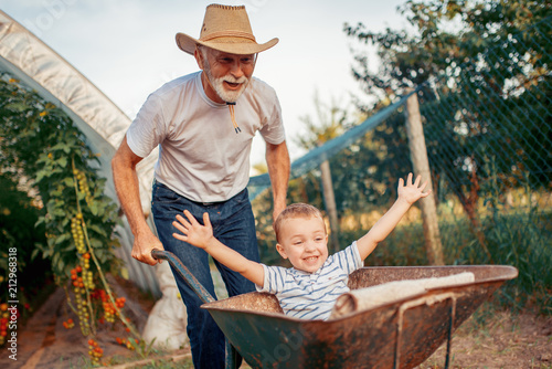 Foto Happy grandfather and his grandson having fun together
