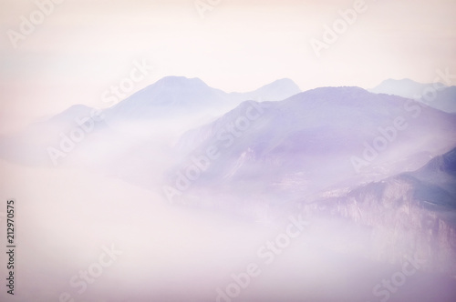 Obraz na płótnie Widok z Monte Baldo jeziora Garda i zachodniego brzegu we wczesnej porannej mgle